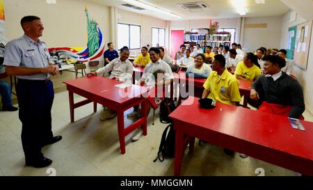 Petty Officer 1. Classe Derek Franklin dell Ufficio Reclutamento Honolulu discute la guardia costiera con seniors a Fagaitua High School in Samoa Americane, 20 ott. 2017. Samoa Americane è un territorio non costituite in società degli Stati Uniti con una popolazione di circa 50.000 persone. Stati Uniti Coast Guard foto di Chief Petty Officer Sara Muir/rilasciato. Foto Stock