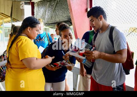 Gli studenti inAmerican Samoa rivedere il reclutamento di letteratura a seguito di una visita di Sottufficiali di prima classe Derek Franklin dell Ufficio Reclutamento Honolulu dal 18 ottobre 2017. Samoa Americane è un territorio non costituite in società degli Stati Uniti con una popolazione di circa 50.000 persone. (U.S. Coast Guard foto di Chief Petty Officer Sara Muir/rilasciato) Foto Stock