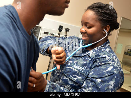 KINGS BAY, Ga. (Ott. 24, 2017) Hospitalman Kiana Bartonsmith controlla la frequenza cardiaca di un paziente al ramo navale Health Clinic di Kings Bay famiglia della medicina clinica. Attraverso il nostro ospedale e cinque filiali Clinics di Salute, abbiamo avuto 497,175 visite mediche nell'anno fiscale 2017. (U.S. Navy foto di Giacobbe Sippel, Ospedale Navale di Jacksonville/RILASCIATO). Foto Stock