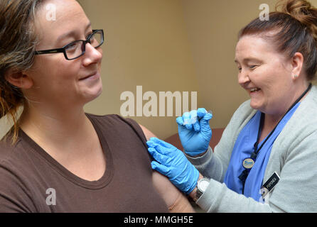 KINGS BAY, Ga. (Ott. 24, 2017) Della Poponea, ramo navale Health Clinic Kings Bay infermiera, dà un vaccino antinfluenzale per Manda Chapman. Attraverso il nostro ospedale e cinque filiali Clinics di Salute, abbiamo avuto 497,175 visite mediche nell'anno fiscale 2017. (U.S. Navy foto di Giacobbe Sippel, Ospedale Navale di Jacksonville/RILASCIATO). Foto Stock