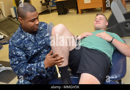 KINGS BAY, Ga. (Ott. 24, 2017) Ospedale Corpsman 2a classe Marqintae Smith controlli Marine Corps Lance Cpl. Brian Baiers' knee Gamma di movimento con un goniometro al ramo navale Health Clinic Kings Bay è la terapia fisica. Attraverso il nostro ospedale e cinque filiali Clinics di Salute, abbiamo avuto 497,175 visite mediche nell'anno fiscale 2017. (U.S. Navy foto di Giacobbe Sippel, Ospedale Navale di Jacksonville/RILASCIATO). Foto Stock