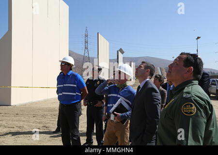 Fotografia storica di CBP Commissario Kevin K. McAleenan: U.S. Delle dogane e della protezione delle frontiere il Commissario facente funzione Kevin K. McAleenan tours frontiera muro prototipi costruiti lungo il confine sud-ovest tra gli Stati Uniti e il Messico, vicino a San Diego, California, 12 ottobre 2017. Stati Uniti Delle dogane e della protezione delle frontiere foto da Charles Csavossy Foto Stock