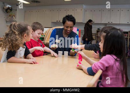 Helen C. McCrae, un bambino Yoiko Centro di sviluppo tecnico del programma, riceve silly putty da bambini si prende cura a Misawa combatté Air Base, Giappone, 23 marzo 2018. Stati Uniti Pacific Air Forces aggiudicati McCrae con il 2017 il dottor Beverly L. Schmalzried Award. Il premio si concentra sui membri del personale che hanno avuto un impatto significativo a livello individuale o di un determinato partecipante in un A1 programma durante il periodo di assegnazione. (U.S. Air Force photo by Staff Sgt. Melanie A. Hutto) Foto Stock