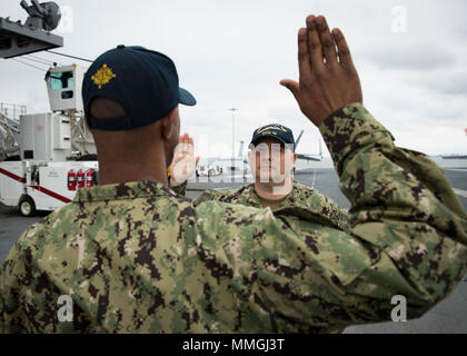 NORFOLK, Virginia (Maggio 07, 2018) -- Comunicazioni interne elettricista 1a classe Timothy Clark, da Hampton, Virginia, assegnato alla USS Gerald Ford (CVN 78) aria reparto, recita il giuramento di arruolamento durante il suo reenlistment cerimonia di premiazione che si terrà a bordo della nave del ponte di volo. Questo reenlistment portato Clark arruolamento per 22 anni. (U.S. Foto di Marina di Massa lo specialista di comunicazione di terza classe Ryan Carter) Foto Stock