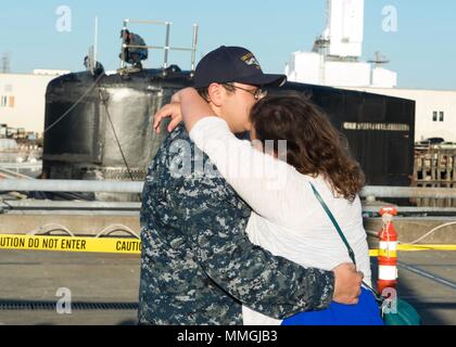 BREMERTON, nello Stato di Washington (7 maggio 2018) Electronics Tecnico 2a classe Zachary Raschellanicholas, da Phoenix, Arizona, assegnato al gatto artico-classe fast-attacco sommergibile USS Connecticut (SSN 22), baci di sua moglie dopo la barca ritorna a casa a base navale Kitsap-Bremerton a seguito del completamento della multinazionale marittimo esercizio di ghiaccio (l'ICEX) nel Circolo Polare Artico. L'ICEX 2018 è una di cinque settimane di esercizio che consente alla Marina militare per valutarne la fattibilità operativa nell'Artico, aumentare l esperienza della regione, avanzare la comprensione dell'ambiente artico, e continuare a sviluppare relazioni con oth Foto Stock