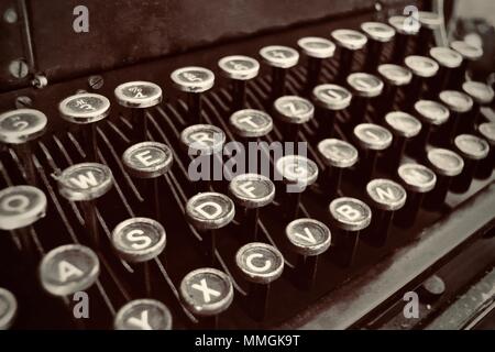 Vecchia annata 1938 produzione tedesca Continental Typewriter. Primo piano delle chiavi in B&W. Foto Stock