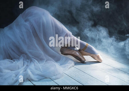 I piedi della ballerina nel fumo. Bella danza classica dello sfondo. Foto Stock