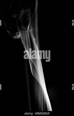 Abstract background le curve di fumo e wave su sfondo nero Foto Stock