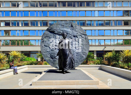 Londra, Inghilterra, Regno Unito. Memoriale di Mary Seacole (Giamaicano-nato infermiere: 1805-1881) nel parco di San Tommaso' ospedale. Da Martin Jennings, 2016. Foto Stock