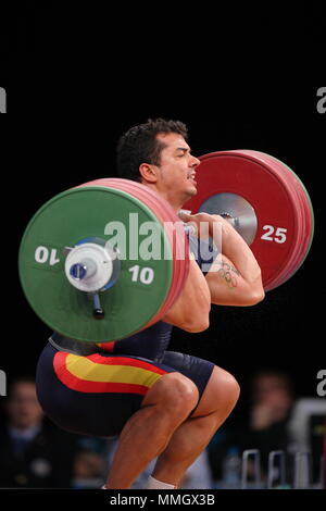 Juan José Navarro di Spagna compete in Uomini 94kg di un gruppo di sollevamento di peso programma durante il London prepara Olympic 2012 Evento di prova presso l'ExCel Arena, London 10 Dicembre 2011 Foto Stock