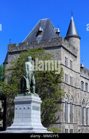 Statua del XIX secolo di imprenditore e di spionaggio industriale Lieven Bauwens (1769-1822) vicino al Geeraard de Duivelsteen castello di Gand, Belgio Foto Stock