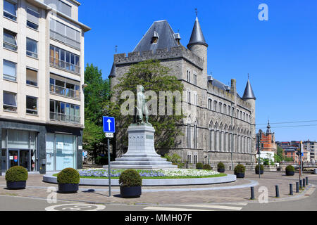 Statua del XIX secolo di imprenditore e di spionaggio industriale Lieven Bauwens (1769-1822) vicino al Geeraard de Duivelsteen castello di Gand, Belgio Foto Stock