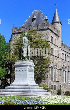 Statua del XIX secolo di imprenditore e di spionaggio industriale Lieven Bauwens (1769-1822) vicino al Geeraard de Duivelsteen castello di Gand, Belgio Foto Stock