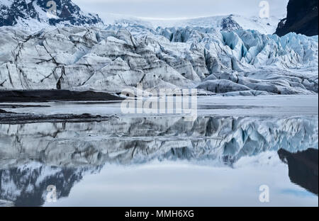 Skaftafell, Sud dell'Islanda. Il lago glaciale ai piedi del ghiacciaio Skaftafell (Skaftafellsjökull) nell immenso Vatnajökull Parco Nazionale Foto Stock