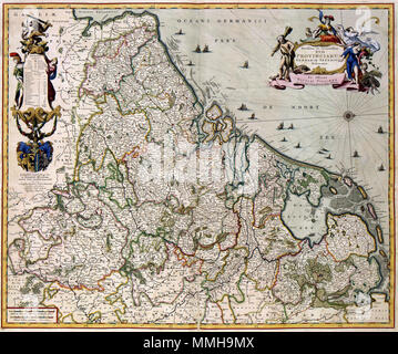 . Nederlands: Deze overzichtskaart van de Zeventien Provincies vormde de eerste kaart van het Germania Inferiore, de eerste nationale atlas van de Nederlanden. De kaart werd sedert 1617 in een groot aantal uitvoeringen en porta variaties Nederlandse uitgevers gepubliceerd. Deze kaart werd gepubliceerd in een atlas van het uitgevershuis van Nicolaas Visscher. De kaart è opgedragen aan Johan Munter, stadsbestuurder van Amsterdam.; Linksboven een opdracht van Nicolaes Visscher II aan Johan Munter. Inglese: la mappa generale dei diciassette province (Zeventien Provincies) formata la prima nazionale Foto Stock