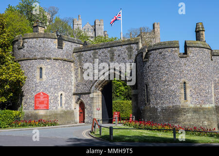 ARUNDEL, Regno Unito - 5 Maggio 2018: l'entrata principale lo storico Castello di Arundel in città mercato di Arundel in West Sussex, Regno Unito, il 5 maggio 2018. Foto Stock