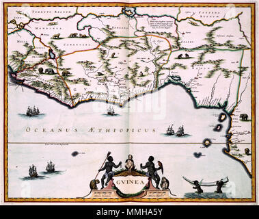 . Nederlands: Deze kaart van de Westafrikaanse Goudkust werd in 1635 porta Willem Jansz. Blaeu (1571-1638). Blaeu slaagde er niet in om een betrouwbaar beeld van het gebied aan te bieden. Alleen de kust van Guinee è goed weergegeven, maar die streken werden dan ook sinds de 16de eeuw druk bezocht porta Europese koopvaarders avonturiers en op zoek naar goud, slaven en ivoor die daar porta lokale handelaren in overvloed werden aangeboden. Het binnenland werd door de Europeanen niet bezocht; die bleven tot diep in de 19de eeuw volledig onbekend terrein. Blaeu vulde die lege plekken op met afbeeldi Foto Stock