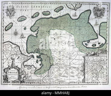 . Nederlands: Deze kaart van Oost-Friesland van de mano van Ubbo Emmius (1547-1625) werd oorspronkelijk nel 1630 gepubliceerd in een atlas van Willem Jansz. Blaeu (1571-1638). Na vele omzwervingen kwam de koperplaat in het bezit van de Amsterdamse uitgevers Peter Schenk (1660-1711) en Gerard Valck (ca. 1650-1726). Zij verzorgden deze editie van de kaart. Op de kaart è het gebied ingekleurd dat op 25 dicembre 1717 tijdens de zogenaamde Kerstvloed werd overstroomd. Inglese: Questa mappa di Ost-Friesland è stato creato da Ubbo Emmius (1547-1625) ma è stato originariamente pubblicato in un Atlas da Willem Jansz. Foto Stock