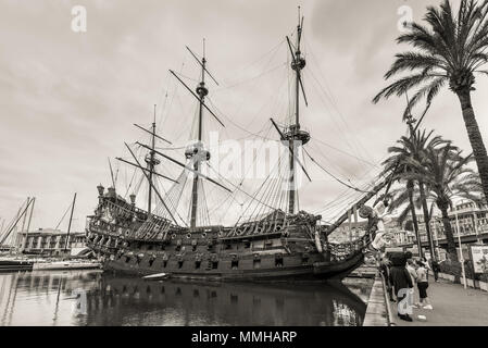 Genova, Italia - 14 Maggio 2017: Galeone Neptun nel Porto Antico di Genova, Italia. Si tratta di una nave replica di un secolo XVII galeone spagnolo costruito nel 1985 per Foto Stock