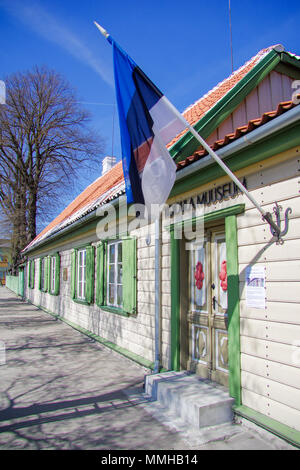 Storica casa del XIX secolo del poeta estone Lydia Koidula Ulejoe nel sobborgo di Parnu, Estonia, con estone di blu-nero-bianco bandiera issata Foto Stock