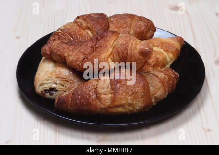 Piatto per la prima colazione con croissant Foto Stock