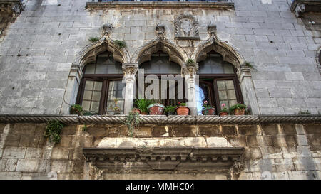 Parenzo in Istria, Croazia - finestre ad arco sulla parete anteriore di un residente di antica casa di pietra nel centro storico della città Foto Stock