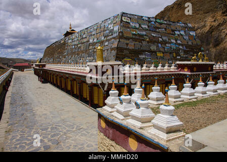 Mani lungo muro di pietra a Ser Gergyo (Ani Gompa) convento, Tagong, Sichuan, in Cina Foto Stock