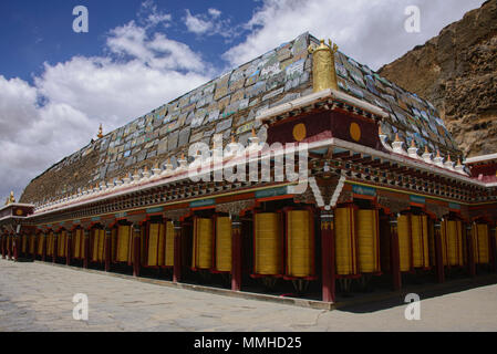 Mani lungo muro di pietra a Ser Gergyo (Ani Gompa) convento, Tagong, Sichuan, in Cina Foto Stock