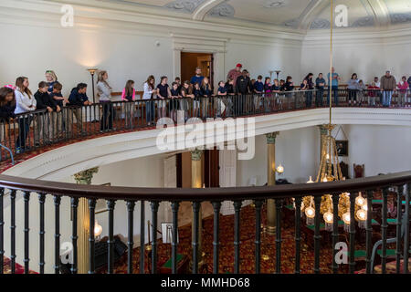 Montgomery, Alabama - Una guida di afro-americano parla a scuola i bambini circa il Senato camera in Alabama State Capitol. I delegati di Souther Foto Stock