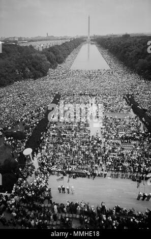 Fotografia che mostra la folla di persone sul Mall, a partire presso il Lincoln Memorial, andando attorno alla piscina riflettente, e proseguendo verso il Monumento di Washington. Foto Stock