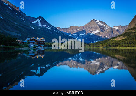 Swiftcurrent Lago e riflessi di Grinnel e Punto di Mount Henkel nel Parco Nazionale di Glacier, Montana, USA. Foto Stock