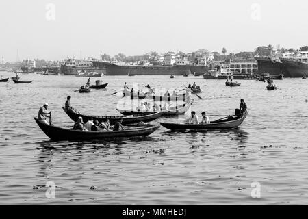 Dacca in Bangladesh, 24 Febbraio 2017: piccole imbarcazioni a remi servono come taxi tra le due sponde del fiume sul fiume Buriganga a Dacca in Bangladesh Foto Stock