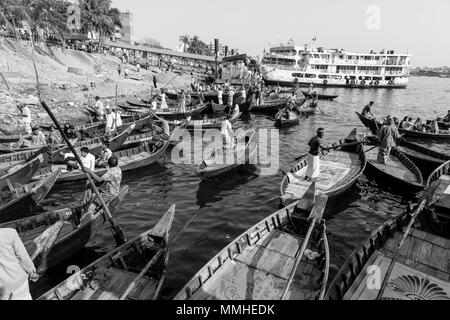 Dacca in Bangladesh, 24 Febbraio 2017: piccole imbarcazioni a remi sono in attesa per i passeggeri sulle rive del fiume Buriganga a Dacca in Bangladesh Foto Stock