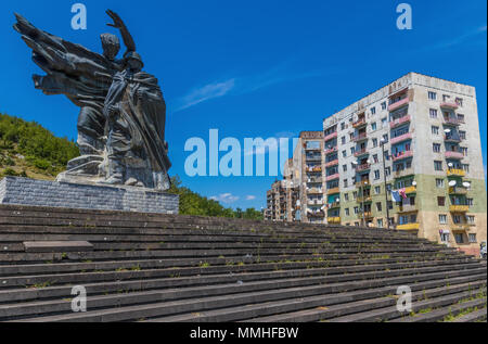 Chiatura è una residenza georgiana mining città famosa per la sua architettura Socialista e per la super vecchie e arrugginite funivie ancora oggi usata Foto Stock