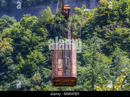 Chiatura è una residenza georgiana mining città famosa per la sua architettura Socialista e per la super vecchie e arrugginite funivie ancora oggi usata Foto Stock