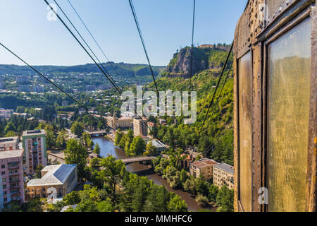 Chiatura è una residenza georgiana mining città famosa per la sua architettura Socialista e per la super vecchie e arrugginite funivie ancora oggi usata Foto Stock