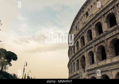 Ampio angolo di immagine incredibile architettura colosseo, importante punto di riferimento di Roma, Italia Foto Stock