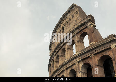 Immagine orizzontale di incredibile architettura colosseo, importante punto di riferimento di Roma, Italia Foto Stock