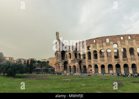 Roma, Italia, 22 marzo 2016: ampio angolo immagine del Colosseo, incredibile punto di riferimento di Roma, Italia Foto Stock