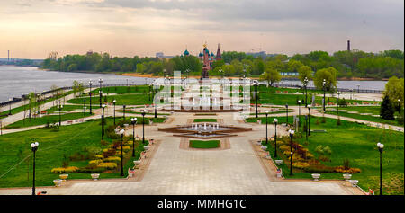 Yaroslavl, Russia - 11 Maggio 2014: Il cityscape, una vista del parco divertimenti allo spiedo dei fiumi Volga e Kotorosl nel centro della città Foto Stock