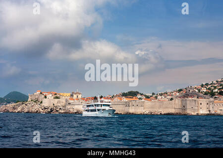 Le mura della Città di Stari Grad (Città Vecchia), Dubrovnik, Croazia. Da seaward Foto Stock