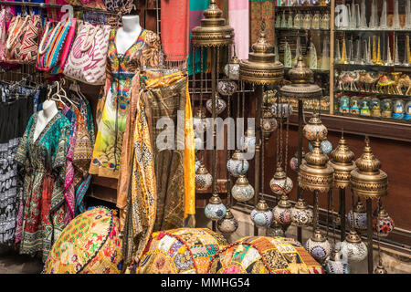 Abiti e prodotti tessili per la vendita in mercati tessili della città vecchia di Duba UAE, Medio Oriente. Foto Stock