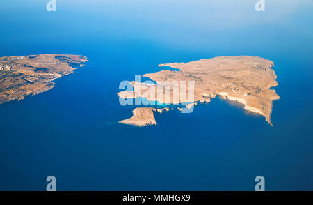 Isola di Comino e la blue lagoon con acque azzurre dal di sopra, Malta, UE Foto Stock