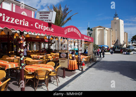 Ristorante e chiesa di San Francesco di Assisi, Port Grimaud, Golfo di Saint Tropez, Cote d'Azur, in Francia del Sud, Francia, Europa Foto Stock