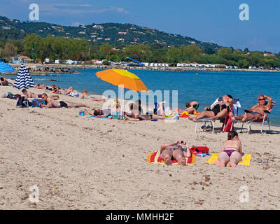 La gente sulla spiaggia di Port Grimaud, Golfo di Saint Tropez, Cote d'Azur, in Francia del Sud, Francia, Europa Foto Stock