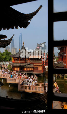 Cina.Shanghai: Yu Yuan Bazar. Ponte a zig-zag e Huxinting Tea House. Lo Skyline di Pudong in background. Foto Stock