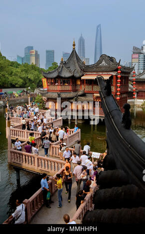 Cina.Shanghai: Yu Yuan Bazar. Ponte a zig-zag e Huxinting Tea House. Lo Skyline di Pudong in background. Foto Stock