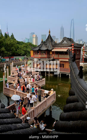 Cina.Shanghai: Yu Yuan Bazar. Ponte a zig-zag e Huxinting Tea House. Lo Skyline di Pudong in background. Foto Stock