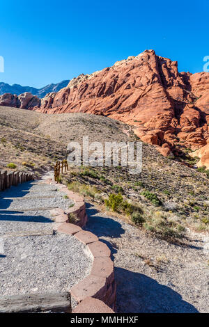 Il sentiero lungo il pendio ai piedi delle colline di Red Rock Canyon National Conservation Area al di fuori di Las Vegas, Nevada Foto Stock