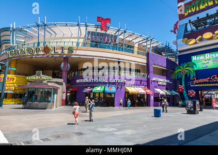 I turisti sosta per scattare fotografie fuori Neonopolis complesso di intrattenimento su Fremont Street a Las Vegas Boulevard di Las Vegas, Nevada Foto Stock